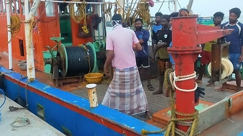 வேம்பார் கடற்கரைக்கு வந்த கொச்சி மீனவர்களுக்கு மருத்துவப் பரிசோதனை