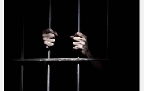 முன்னெச்சரிக்கை நடவடிக்கையாக தமிழகம் முழுவதும் சிறைக் கைதிகளுக்கு கரோனா வைரஸ் பரிசோதனை: பாதிப்பு இருந்தால் தனிமைப்படுத்த தனி வார்டுகள் தயார்