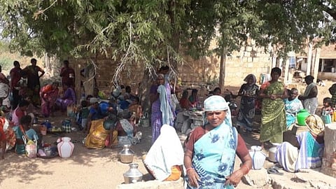 இன்னும் நிறுத்தப்படாத 100 நாள் வேலைத்திட்டம்: ஒரே இடத்தில் நெருக்கமாக பணிபுரியும் 100-க்கும் மேற்பட்ட தொழிலாளிகள்- ‘கரோனா’ வைரஸ் அறிவுரை, பாதுகாப்பு அடித்தட்டு மக்களுக்கு இல்லையா?