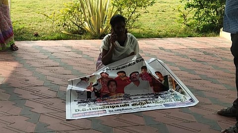 உண்ணாவிரதப் போராட்டம் மேற்கொண்டிருக்கும் பெண்