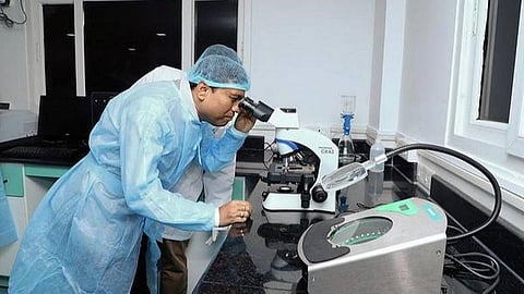 அரசு மருத்துவமனைகளில் அவசர கால தொழில்நுட்பநர் பணியிடங்கள் உருவாக்கப்படுமா?- மருத்துவக் கல்வி இயக்குநர் பரிசீலிக்க உயர் நீதிமன்றம் உத்தரவு