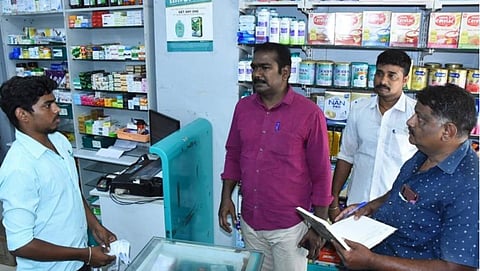 முகக் கவசத்தை பதுக்குபவர் மீது குண்டர் சட்டம்: விருதுநகரில் கடைகளில் போலீஸார் திடீர் சோதனை