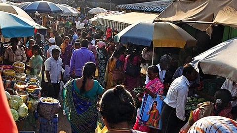 கரோனா முன்னெச்சரிக்கை நடவடிக்கைகள் தீவிரம்: தூத்துக்குடி மாவட்டத்தில் பெரும்பாலான கடைகள் அடைப்பு- சந்தைகள், மளிகைக் கடைகளில் குவிந்த மக்கள்