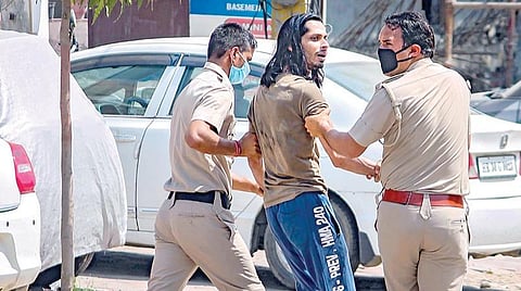 கரோனா தடுப்பு நடவடிக்கை: தீவிரத்தோடு கனிவையும் காட்ட வேண்டும் அரசு!