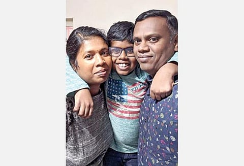 உயிரிழந்த ராஜேஷ்குமார், தனது மனைவி, மகனுடன்.