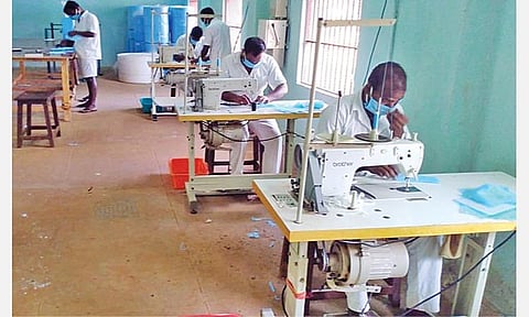 திருச்சி மத்திய சிறை வளாகத்திலுள்ள தையலகத்தில் முகக் கவசம் தயாரிக்கும் பணியில் ஈடுபட்டுள்ள கைதிகள்.