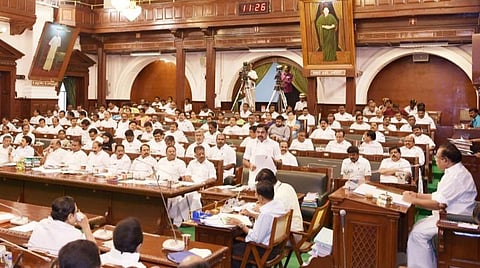 அர்ப்பணிப்பு உணர்வுடன் பணியாற்றும் மருத்துவர்கள், பணியாளர்கள், செவிலியர்களுக்கு சட்டப்பேரவை பாராட்டு: ஒருமாத ஊதியம் கூடுதலாக வழங்க முதல்வர் உத்தரவு