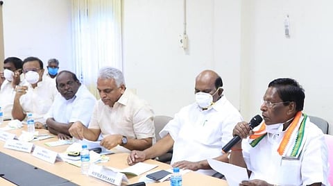 ஆலோசனைக் கூட்டத்தில் பேசும் முதல்வர் நாராயணசாமி.