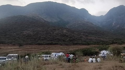 தேனி காட்டுத் தீயில் சிக்கி இருவர் உயிரிழப்பு: பேருந்துகள் இல்லாததால் காட்டுவழிப்பயணம்- கேரளாவுக்கு வேலைக்குச் சென்று திரும்பியபோது பரிதாபம்