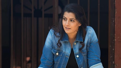 கொஞ்சமாவது புத்தியை உபயோகியுங்கள்; தயவுசெய்து வீட்டில் இருங்கள்: வரலட்சுமி சாடல்