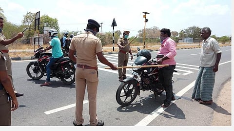 தனிமைப்படுத்தப்பட்ட நபர் மாஸ்க் இல்லாமல் பைக்கில் சுற்றியதால் பரபரப்பு: எச்சரித்து அனுப்பிய போலீஸார்