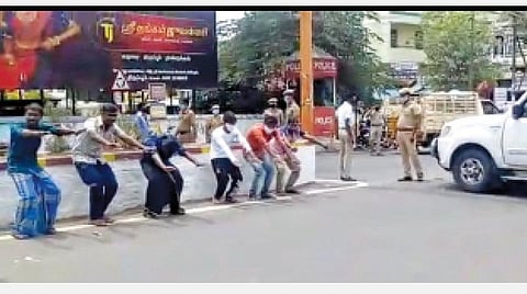 திருப்பூர் புஷ்பா சந்திப்பு பகுதியில் இளைஞர்களுக்கு நூதன தண்டனை வழங்கிய போலீஸார்.