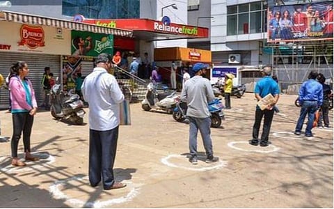 ராஞ்சி நகரில் ஒரு மளிகைக் கடைமுன் மக்கள் சமூக இடைவெளியைக் கடைபிடிக்கும் காட்சி. படம் | பிடிஐ.