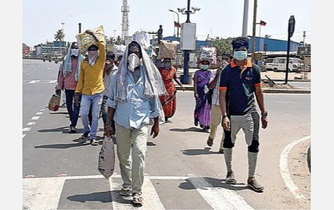 கரோனா வைரஸ் தடுப்பு நடவடிக்கையாக வெளிநாட்டில் இருந்து திரும்பிய நபர்கள் கண்காணிப்பு: சாலையில் சுற்றித் திரிந்தவர்கள் மீது போலீஸார் வழக்கு பதிவு