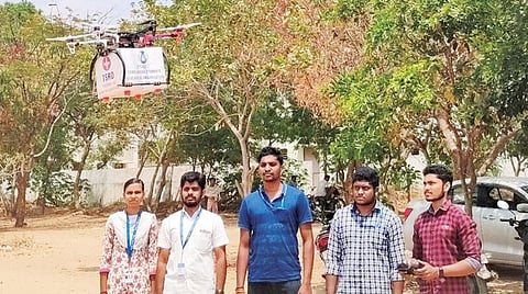 அவசர காலங்களில் மருந்துப் பொருட்களை 70 கிமீ., தூரத்துக்கு எடுத்துச் செல்லக் கூடிய ஆளில்லா விமானத்தை உருவாக்கி அதனை இயக்கிக் காட்டும் திருச்செங்கோடு தமிழ்நாடு மாணவர்கள் ஆராய்ச்சி அமைப்பினர்.