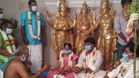 எளிமையாக நடைபெற்ற திருமணம்