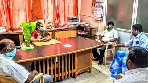 சின்னமனூர் நகராட்சியில் அத்யாவசியப் பொருட்களை சிறப்பு வாகனங்களில் விநியோகிப்பதற்கான ஆலோசனைக் கூட்டம் ஆணையாளர் ஷியாமளா தலைமையில் நடைபெற்றது.