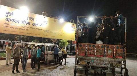 வாரணாசியிலிருந்து பல்வேறு வாகனங்களில் சொந்த ஊர் செல்லும் புலம்பெயர்ந்த தொழிலாளர்கள்.