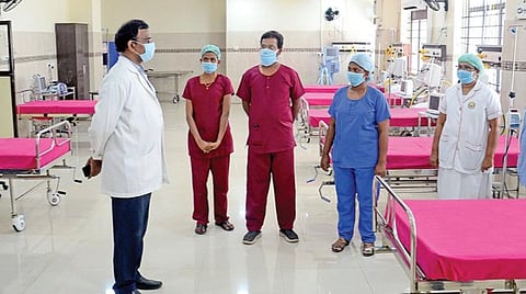 சென்னை திருவல்லிக்கேணி வாலாஜா சாலையில் உள்ள ஓமந்தூரார் அரசு மருத்துவமனை, கரோனா சிகிச்சை மையமாக மாற்றப்பட்டு 500 படுக்கை வசதிகளுடன் செயல்பட தொடங்கியது.