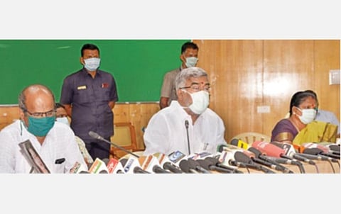 கரோனா வைரஸ் பரவாமல் தடுக்க பொதுமக்கள் ஒத்துழைக்க வேண்டும்: ஆய்வுக் கூட்டத்தில் பங்கேற்ற சுற்றுலாத் துறை அமைச்சர் என்.நடராஜன் அறிவுறுத்தல்