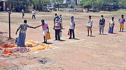 முன்னெச்சரிக்கை நடவடிக்கைகளுடன் செயல்பட்ட காய்கறி கடைகள், உழவர் சந்தைகள்