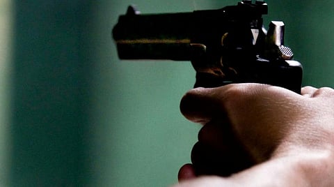 சமூக வலைதளங்களில் வீடியோ வெளியான நிலையில் பெங்களூருவில் போலீஸாரை தாக்கிய இளைஞர் மீது துப்பாக்கிச் சூடு