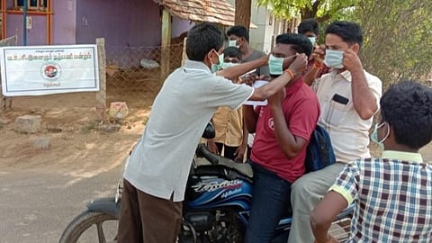 சிவகங்கை அருகே 20 கிராமங்களைத் தத்தெடுத்த இளைஞர்கள்: போலீஸ் அனுமதியுடன் கிருமி நாசினி தெளிப்பு, முகக்கவசம் வழங்கும் சேவையில் ஈடுபாடு