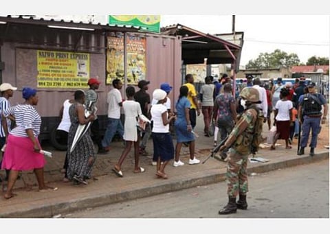 ஜொஹான்னஸ்பர்க் பிரபல ஷோப்ரைட் மளிகை ஷாப்பில் வரிசை கட்டி நின்ற மக்கள்.