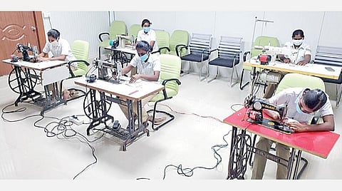 முகக் கவசம் தயாரிப்பில் மும்முரமாக ஈடுபட்டுள்ள காஞ்சிபுரம் பெண் காவலர்கள்.