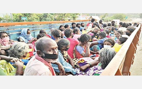 கேரளாவில் இருந்து பெருந்துறைக்கு லாரியில் வந்த கள்ளக்குறிச்சி மாவட்ட கூலித் தொழிலாளர்கள்.