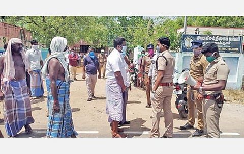 முதுகுளத்தூர் அரசு மேல்நிலைப் பள்ளி அருகே கூடி எதிர்ப்பு தெரிவித்த பொதுமக்களிடம் பேச்சுவார்த்தையில் ஈடுபட்ட போலீஸார்.