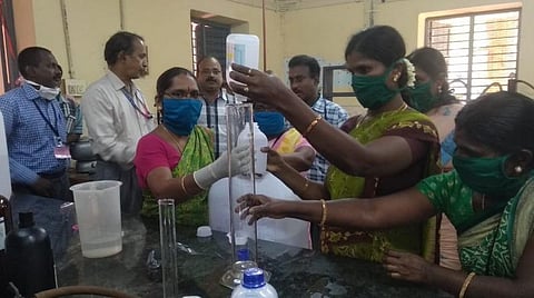 மகளிர் சுய உதவிக்குழு மூலம் கிருமி நாசினி தயாரித்து குறைந்த விலையில் விற்கும் புதுச்சேரி அரசு