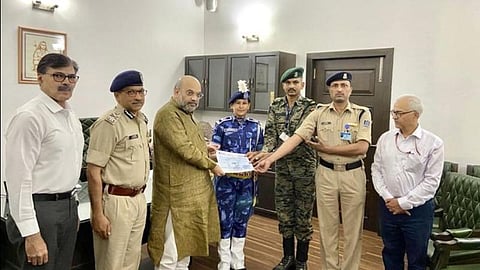 கரோனா நிதி; துணை ராணுவ படை சார்பில் ரூ. 116 கோடி: அமித் ஷாவிடம் வழங்கினர்