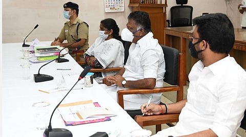 கரோனா தடுப்பு நடவடிக்கைகள் குறித்து துணைமுதல்வர் ஓ.பன்னீர்செல்வம் தேனியில் ஆய்வு மேற்கொண்டார்.