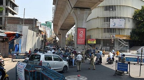 தெலங்கானாவில் வெளியே வரும் வாகனதாரிகளை ஏன் எதற்கு என்று விசாரிக்கும் தெலங்கானா போலீஸ்.