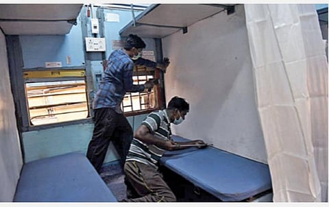 கரோனா வைரஸால் பாதிக்கப்பட்டோருக்கு சிகிச்சை அளிக்கும் வகையில் சென்னை பெரம்பூர் ரயில்பெட்டி தொழிற்சாலையில் கரோனா சிறப்பு வார்டாக மாற்றப்படும் ரயில் பெட்டிகள்.படங்கள்: ம.பிரபு