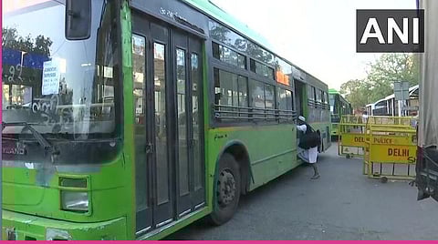 டெல்லி நிஜாமுதீன் பகுதியில் கரோனா அறிகுறிகளுடன் இருப்பவர்களை அரசுப்பேருந்தில் மருத்துவமனைக்கு அழைத்துச் செல்லப்பட்ட காட்சி : படம் ஏஎன்ஐ