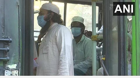 நிஜாமுதீன் தக்லிப் ஜமாத்தில் தங்கியவர்கள் மருத்துவமனைக்கு அழைத்துச் செல்லப்பட்ட காட்சி : படம் | ஏஎன்ஐ.