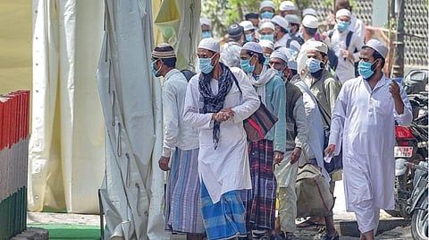 ஊரடங்கு உத்தரவை மீறி டெல்லியில் உள்ள நிஜாமுதீன் தர்காவில் நேற்று நூற்றுக்கணக்கான முஸ்லிம்கள் கூடி பிரார்த்தனையில் ஈடுபட்டனர். இதையடுத்து, அவர்களுக்கு கரோனா வைரஸ் தொற்று இருக்கிறதா என சோதனை செய்வதற்காக லோக் நாயக் அரசு மருத்துவமனைக்கு அழைத்து செல்லப்பட்டனர். படம்: பிடிஐ