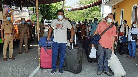 பிரெஞ்சு தூதரகம் முன்பு திரண்ட பிரான்ஸ் நாட்டினர்