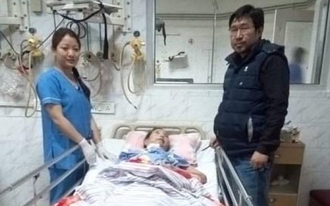 கோமாவில் இருக்கும் குத்துச்சண்டை வீராங்கனை அனீல் கென்யீ, அருகே அவரது கணவரும் உதவியாளரும் | படம்: சிறப்பு ஏற்பாடு