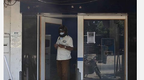 கரோனா தொற்று அச்சத்தில் வாடிக்கையாளர்கள்: ஏடிஎம் இயந்திரங்களுக்கு கிருமிநாசினி இல்லையா?