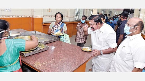 சென்னை பட்டினப்பாக்கத்தில் இயங்கி வரும் அம்மா உணவகத்தில் பொது மக்களுக்காக தயரிக்கப்படும் உணவின் தரத்தை முதல்வர் பழனிசாமி சாப்பிட்டு ஆய்வு செய்தார். அருகில் மீன்வளத்துறை அமைச்சர் டி.ஜெயகுமார் உள்ளார்.