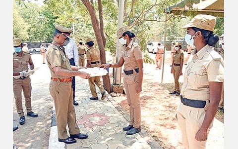 கரோனா தொற்று பரவலை தடுக்கும் வகையில் போலீஸாருக்கு நோய் எதிர்ப்பு சக்தி அளிக்கக்கூடிய கபசுர குடிநீரை சென்னை காவல் ஆணையர் ஏ.கே.விஸ்வநாதன் வழங்கினார். இந்நிகழ்ச்சியில் கூடுதல் காவல் ஆணையர் எச்.எம்.ஜெயராம், இணை ஆணையர், ஏ.ஜி.பாபு, நுண்ணறிவுப்பிரிவு காவல் துணை ஆணையர்கள் ஆர்.திருநாவுக்கரசு, எம்.சுதாகர் உள்ளிட்டோர் கலந்து கொண்டனர்.