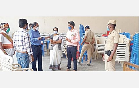 ஆம்பூரை அடுத்த உமராபாத் பகுதியில் உள்ள அரபிக் கல்லூரியில் படுக்கை வசதியுடன் கூடிய தனி வார்டுகளை ஆய்வு செய்த ஆட்சியர் சிவன் அருள்.