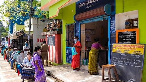 மூன்றடி இடைவெளியில் ஒரு சேர்: சமூக விலகலை உறுதிப்படுத்திய நெல்லை ரேஷன் கடை- மக்கள் ஒத்துழைப்பு