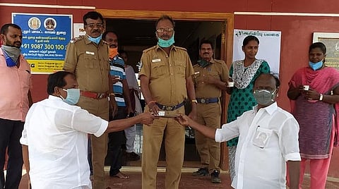 காவலர்கள் மற்றும் செவிலியருக்கு கபசுரக் குடிநீர் வழங்கும் அதிமுக நிர்வாகிகளான வெற்றிவேல் மற்றும் கோவிந்தராஜ்.