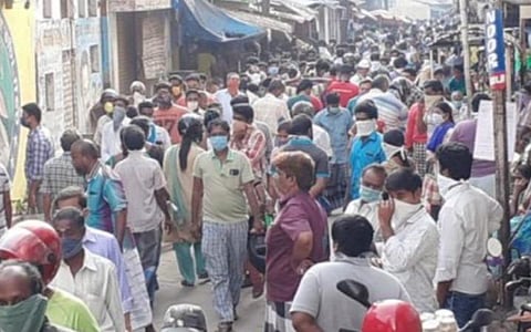 மதுரையில் இறைச்சிக் கடை முன் குவிந்த கூட்டம் | படம்: எஸ்.கிருஷ்ணமூர்த்தி