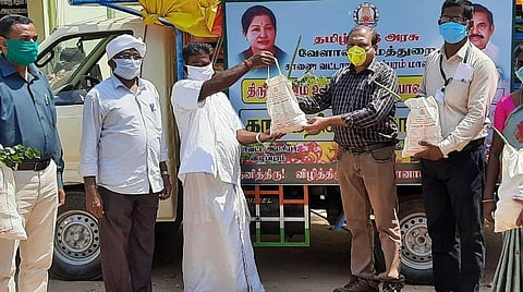 வேளாண்மைத் துறை சார்பில் ரூ.100-க்கு காய்கறித் தொகுப்பை வேளாண்மை இணை இயக்குநர் கென்னடி ஜெபகுமார் தொடங்கி வைத்தார்.