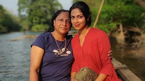 தந்தை மரணம், தாயின் நிலை, சகோதரனின் ஆதரவு: அமலாபால் நெகிழ்ச்சிப் பதிவு